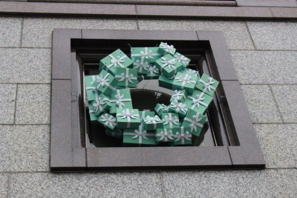 Clever wreaths made of Tiffany boxes