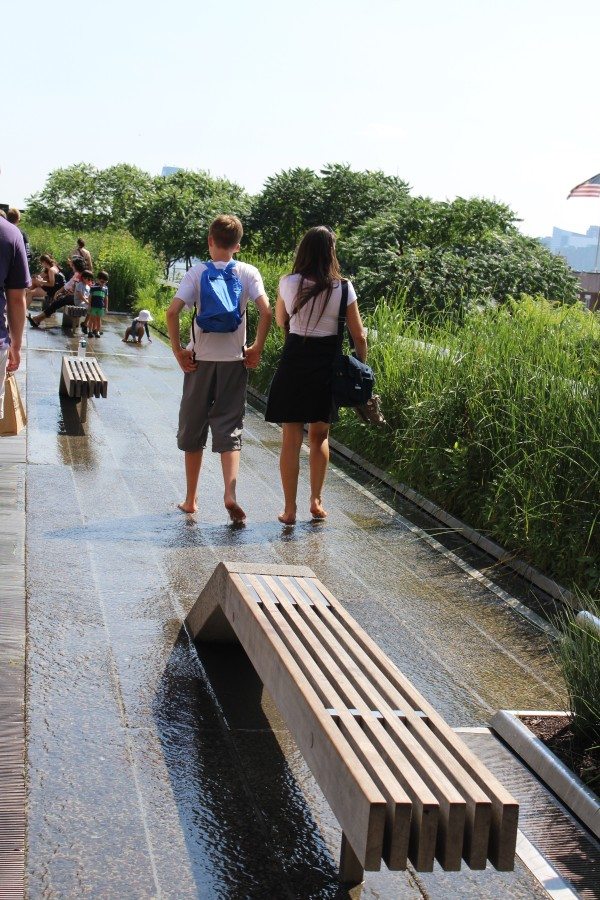 The walking fountain along the High Line 