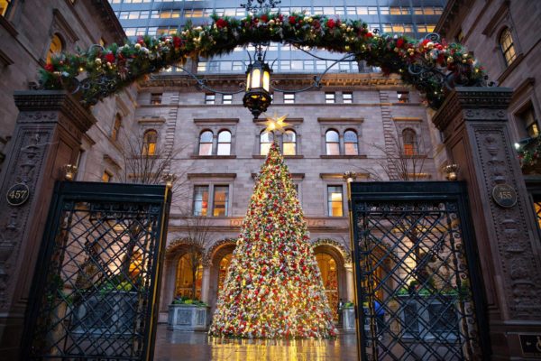 new-york-city-christmas-lotte-new-york-palace-hotel-tree-adapt-1900-1